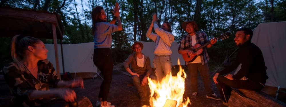 groupe de jeunes autour d'un feu de camp