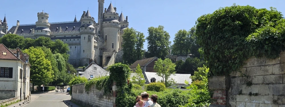 groupe de jeunes devant le château de Pierrefonds