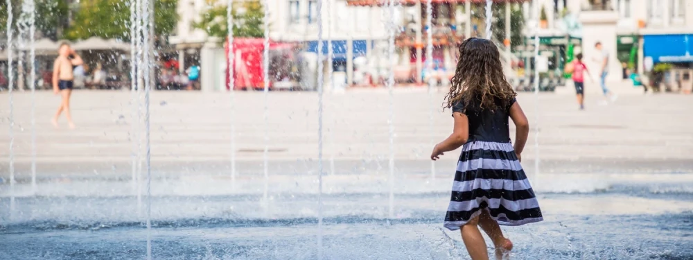 beauvais place jeanne hachette enfant miroir d'eau