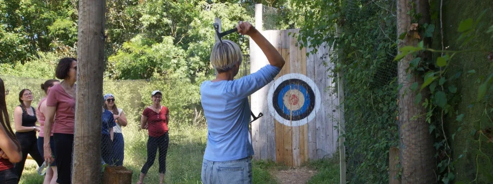 groupe de jeunes qui font du paintball