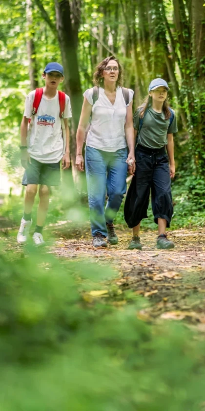 ados rando à pied dans la forêt