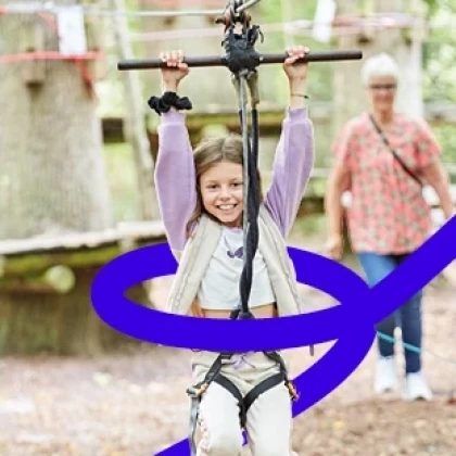 enfant qui fait de la tyrolienne