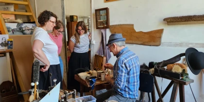 groupe qui assiste à une démonstration de garnissage de brosses