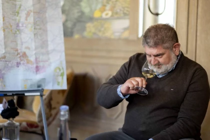 homme qui déguste du vin