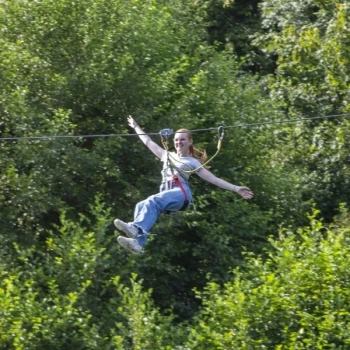 Dame qui fait de la tyrolienne