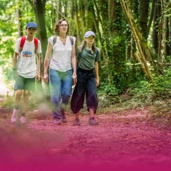 famille en rando dans la forêt