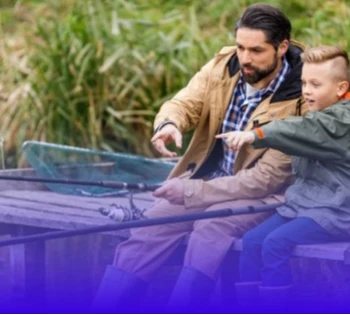 enfant qui pêche avec son père