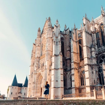 femme devant cathédrale de Beauvais