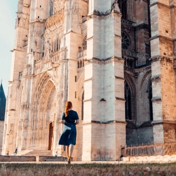 femme devant cathédrale de Beauvais
