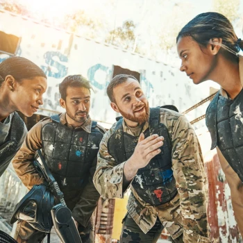 groupe de jeunes qui font du paintball