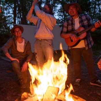 groupe de jeunes autour d'un feu de camp