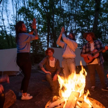 groupe de jeunes autour d'un feu de camp