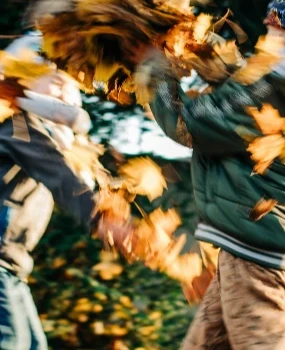 activités enfants vacances toussaint bataille feuilles mortes