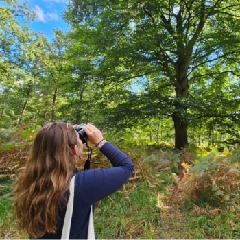 jeune fille en forêt avec des jumelles
