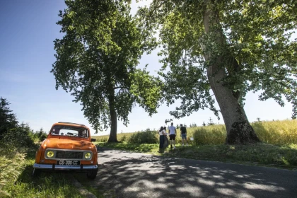 Circuits touristiques (demi-journée) à bord de Renault 4L - Oise.fun
