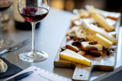 Atelier vin & planches gourmandes à Chantilly-Senlis : un voyage sensoriel ! - Oise.fun