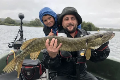 Journée de pêche en bateau – Une immersion nature entre amis ou en famille - Oise.fun