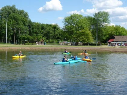 enfants kayak sur l'eau