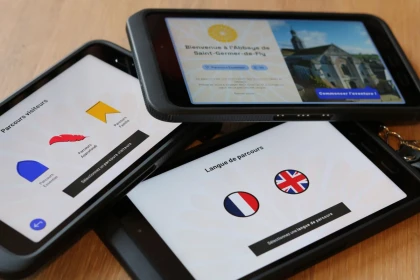 abbaye famille qui utilise des tablettes pour la visite