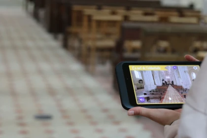 abbaye famille qui utilise des tablettes pour la visite