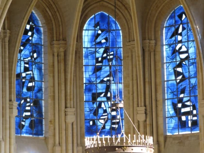 Senlis en lumière – Des vitraux médiévaux à Miró - Oise.fun