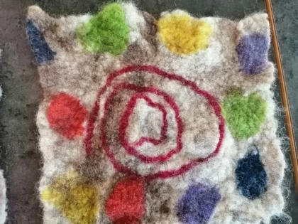 Atelier feutrage de Noël – Créez votre cadeau ou déco en laine 🎄🧶 - Oise.fun