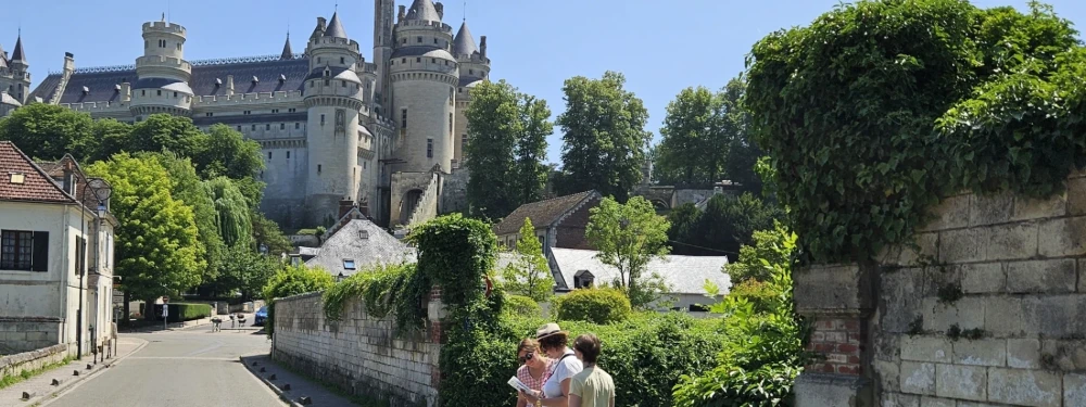 groupe de jeunes devant le château de Pierrefonds