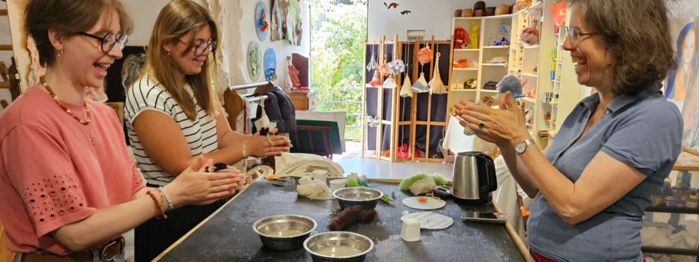 groupe en atelier feutrage de laine