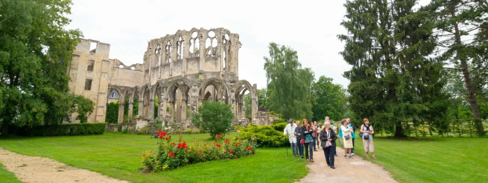 groupe devant abbaye notre dame d'ourscamp