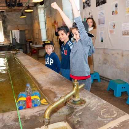 enfant qui joue avec l'eau