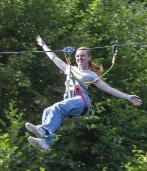 Dame qui fait de la tyrolienne