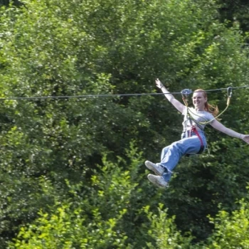 Dame qui fait de la tyrolienne