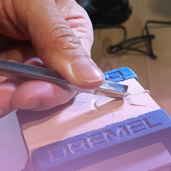 main qui sculpte le bois