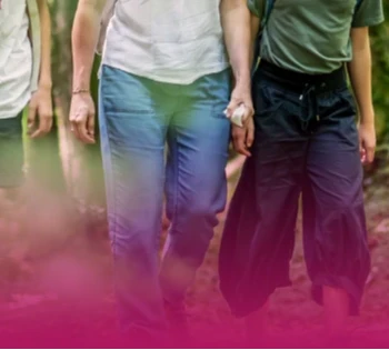 famille en rando dans la forêt