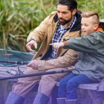 enfant qui pêche avec son père