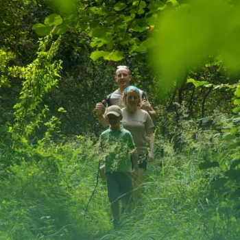 famille en rando dans la forêt