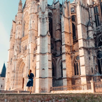 femme devant cathédrale de Beauvais