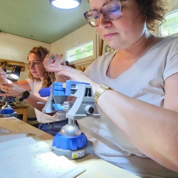 femme concentrée en train de sculpter le bois