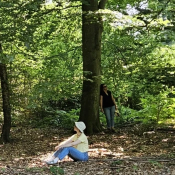femme qui médite dans la forêt