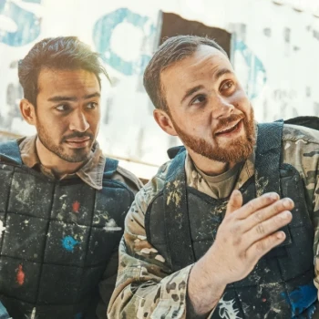 groupe de jeunes qui font du paintball