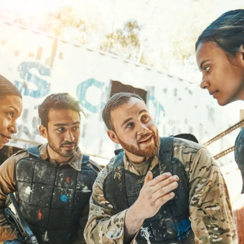 groupe de jeunes qui font du paintball