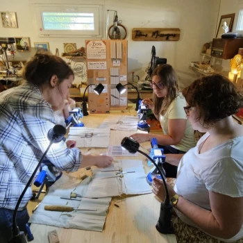femme concentrée en train de sculpter le bois