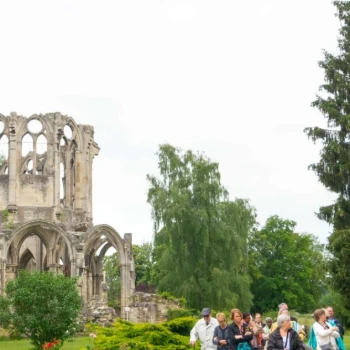 groupe devant abbaye notre dame d'ourscamp