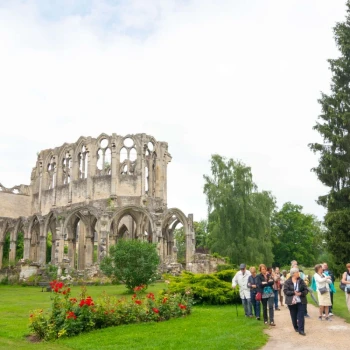 groupe devant abbaye notre dame d'ourscamp
