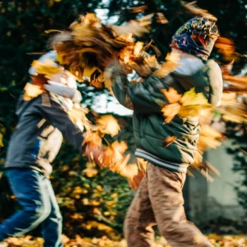 activités enfants vacances toussaint bataille feuilles mortes