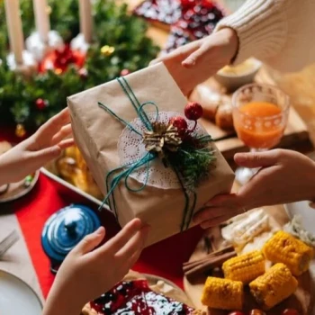 mains qui offrent un cadeaux noël