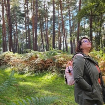 jeune fille en forêt avec des jumelles