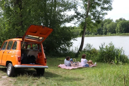 Balade rétro en 4L – L’Oise à votre rythme, au son du moteur vintage 🚗 - Oise.fun