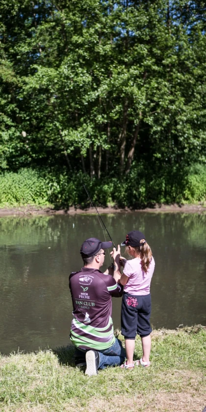 initiation de pêche petite fille