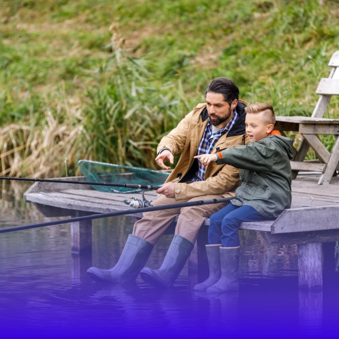 enfant qui pêche avec son père